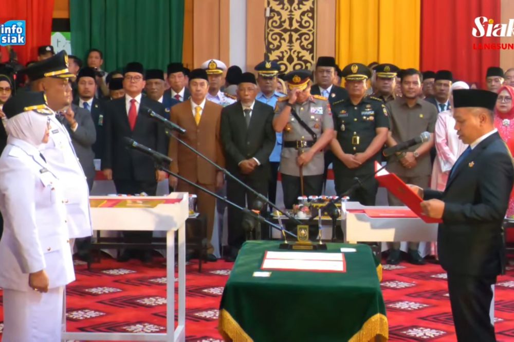 Pelantikan Bupati dan Wakil Bupati Siak Dr. Afni Zulkifli dan Syamsurizal SAg, MSi, Rabu (4/6/2024) di Gedung Panglima Ghimbam DPRD Siak.