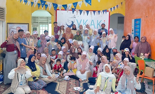 Topi Harapan menghadirkan keceriaan dan harapan baru bagi anak-anak YKAKI Riau di Pekanbaru (foto/ist)