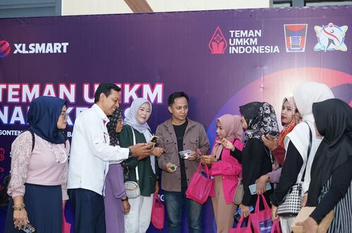 Corporate Communication & CSR XLSMART, Kadi Riyanto saat memberikan edukasi Teman UMKM Naik Kelas di Padang. (Foto: Istimewa)