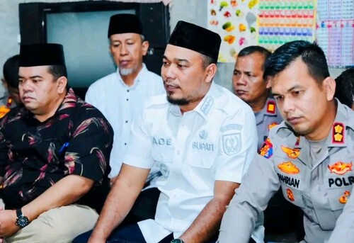 Bupati dan Wakil Bupati Inhu mengunjungi rumah seorang siswa yang meninggal karena jadi korban perundungan. (Foto: Andri Subakti)
