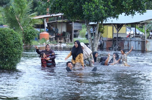 Banjir masih menggenang di Siak.(foto: int)