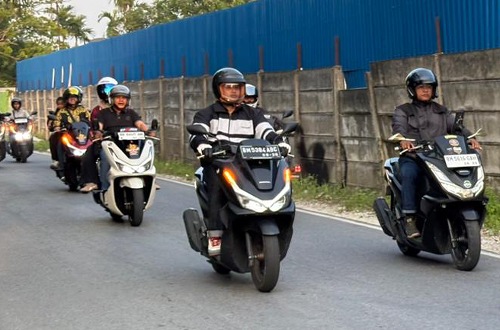 Keseruan members HPCI Chapter Pekanbaru mengikuti kegiatan PCX 160 Ngasab di Pekanbaru.(foto: barkah/halloriau.com)