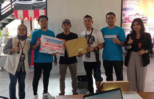Konsumen Daihatsu Pekanbaru mendapatkan voucher belanja Rp1,5 dalam program Trade-In Festival Week di Kimteng Arengka Pekanbaru.(foto: barkah/halloriau.com)