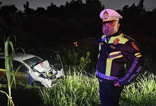 Mobil milik driver Maxim yang ringsek usai ditabrak Bus Pelangi di Jalan Yos Sudarso Pekanbaru.(foto: mcr)