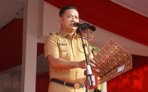 Wabup Pelalawan, Husni Thamrin saat pimpin apel bulan K3 di Pelalawan.(foto: andi/halloriau.com)