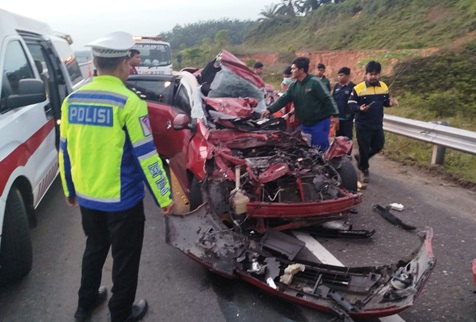 Toyota Yaris Hantam Truk Fuso di Tol Pekanbaru–Dumai (foto/ist)