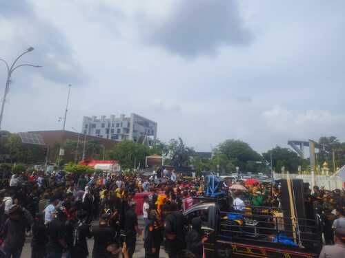 Ribuan massa menggelar aksi di depan Kantor Gubernur Riau. (Foto: Sri Wahyuni)