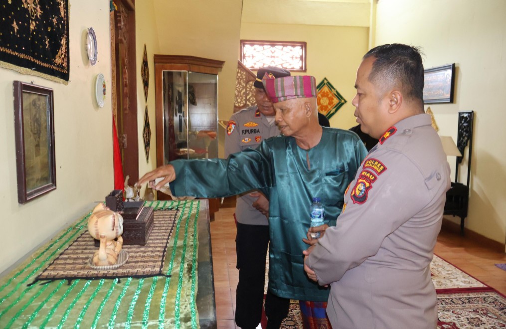 Waka Polres Pelalawan hadiri lawatan adat dan budaya ke LAMR Kabupaten Pelalawan di Istana Sayap (foto/Andy)