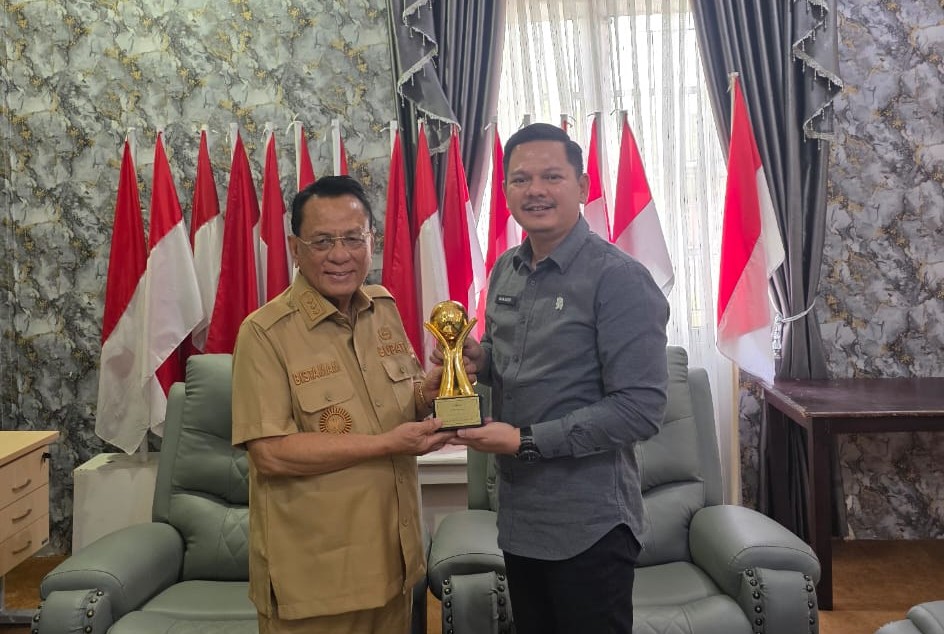 PT Bank Rokan Hilir (Perseroda) resmi menyerahkan Plakat Penghargaan TOP BUMD Awards 2025 (foto/afrizal)
