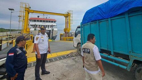 Aktifitas pelabuhan RoRo Insit Kabupaten Kepulauan Meranti, Jumat (11/7/2025). (Foto: Tribun Pekanbaru)