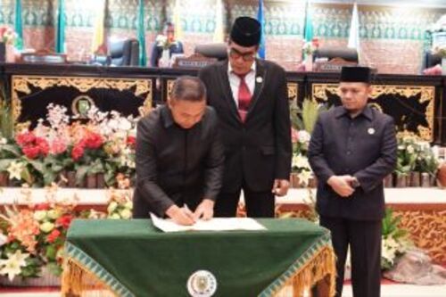 Pemprov Riau bersama DPRD mengesahkan RPJMD 2025-2029. (Foto: Media Center Riau)