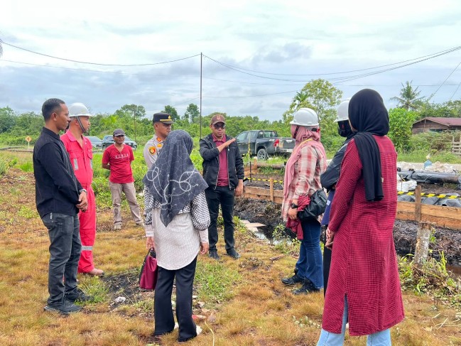 Dinas Dinas Perumahan Rakyat, Kawasan Permukiman, Pertanahan dan Lingkungan Hidup (Perkimtan LH) Kabupaten Kepulauan Meranti meninjau lokasi bocornya pipa minyak PT ITA di Desa Bagan Melibur, Kecamatan Merbau. Turut hadir Kapolsek Merbau, Bhabinsa Merbau, Kades Bagan Melibur dan manajemen PT ITA,