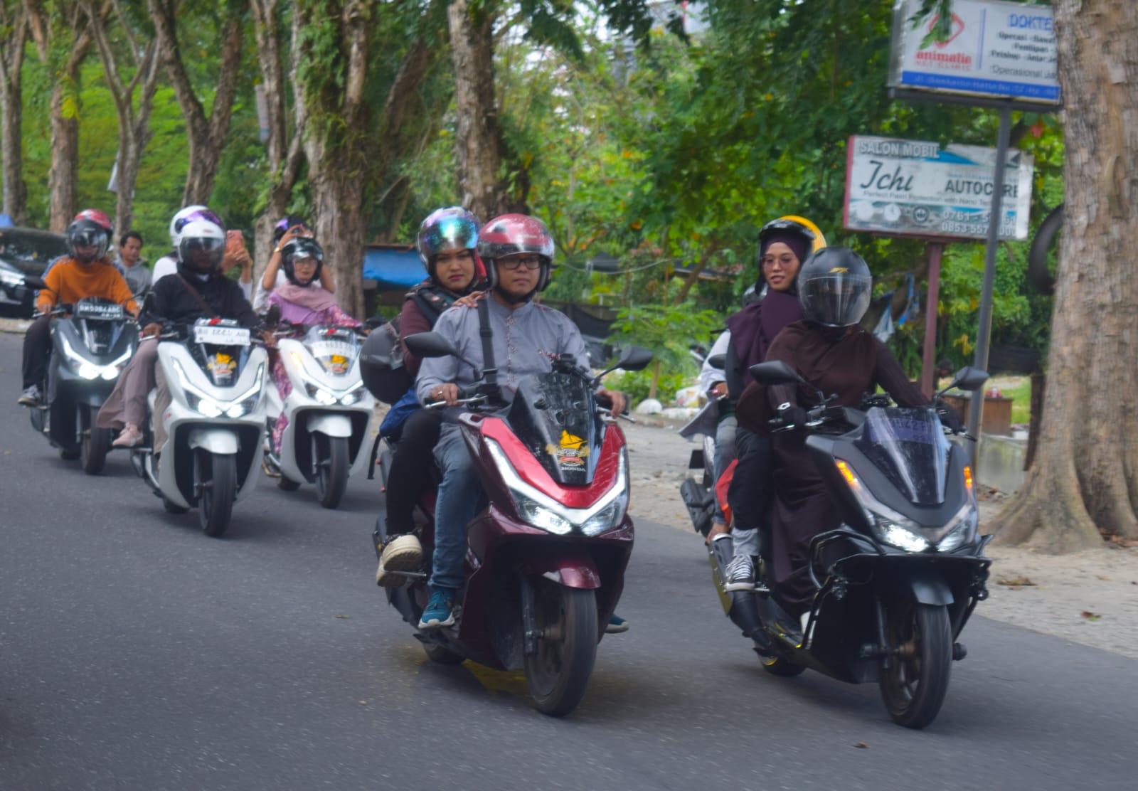 Komunitas HPCI Pekanbaru saat rolling city dalam event PCX Premium Movie Ride bersama Capella Honda Riau.(foto: istimewa)