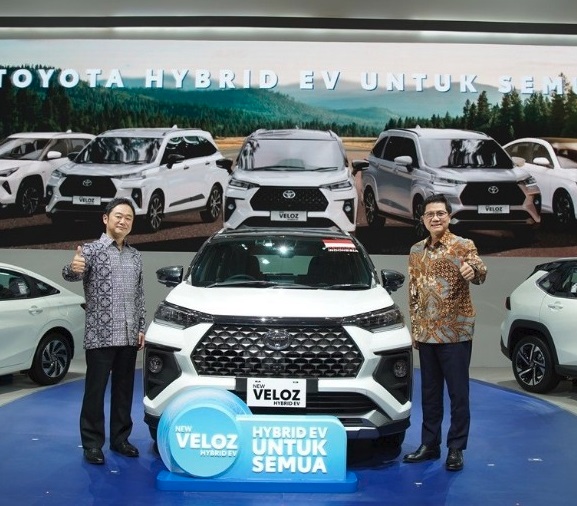 Presiden Direktur PT Toyota-Astra Motor (TAM) Takuya Yokohama (kiri) dan Vice President Director TAM Henry Tanoto (kanan) berfoto di booth Toyota pada ajang Indonesia International Motor Show (IIMS) 2026 di JIExpo Kemayoran, Jakarta, Kamis (5/2).