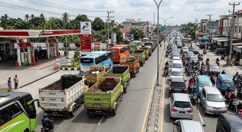 Antrean solar di SPBU jadi biang macet di Pekanbaru.(ilustrasi/AI/halloriau.com)