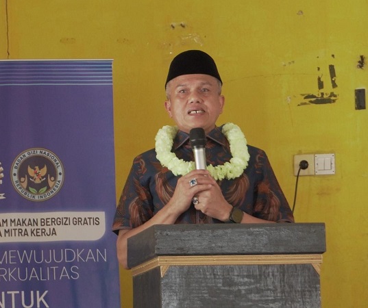 Anggota Komisi IX DPR RI Sahidin (tengah) bersama perwakilan Badan Gizi Nasional Puspa Kemala dan Camat Tapung Sofiandi saat membuka sosialisasi Program Makan Bergizi Gratis di Balai Desa Kijang Rejo, Kampar, Jumat (11/7/2025).