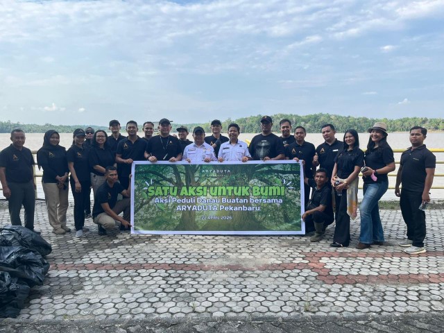 Gotong royong di Hari Bumi, ARYADUTA Pekanbaru membersihkan Danau Buatan (foto/Meri)