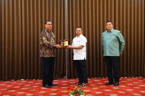 Gubri Abdul Wahid menerima kunjungan Wamen PANRB, Purwadi Arianto dan Kepala ANRI, Mego Pinandito, di kediaman dinasnya pada Rabu (6/8/2025) malam. (Foto: Media Center Riau)