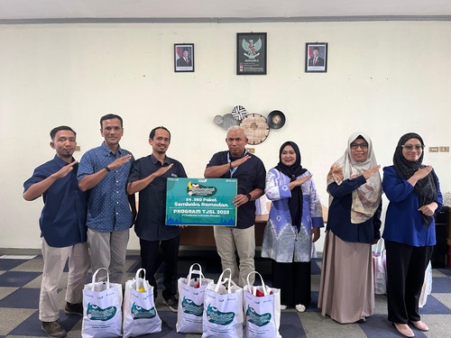 Pelindo Regional 1 Pekanbaru memberikan sembako gratis untuk masyarakat yang berada di sekitar wilayah operasional mereka. (Foto: Istimewa)