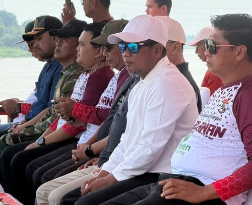 Bupati Pelalawan, Zuk membuka Ketinting Boat Racing di Desa Wisata Kuala Terusan (foto/Andy)