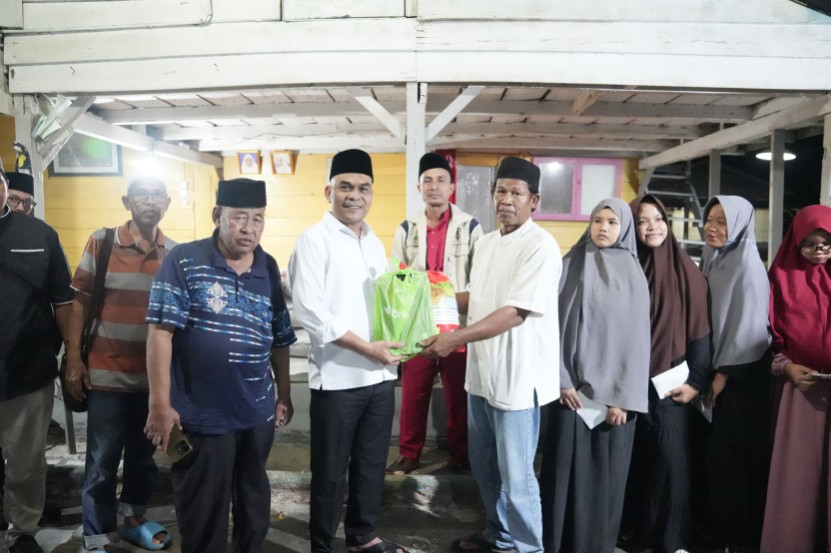 Ketua DPRD Riau Kaderismanto menyalurkan santunan untuk anak yatim di Bengkalis (foto/fitri)
