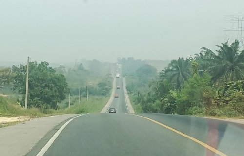 Kabut asap pekat selimuti jalan lintas timur.(foto: barkah/halloriau.com)
