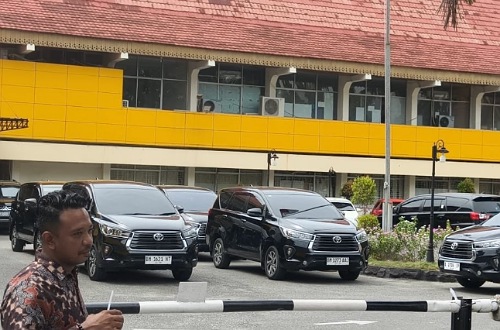 Sejumlah mobil Innova hitam milik KPK parkir di halaman Disdik Riau saat penggeledahan.(foto: sri/halloriau.com)