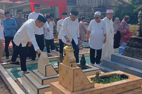 Bupati Pelalawan, Zukri saat ziarah kubur di Desa Kuala Terusan.(foto: andi/halloriau.com)