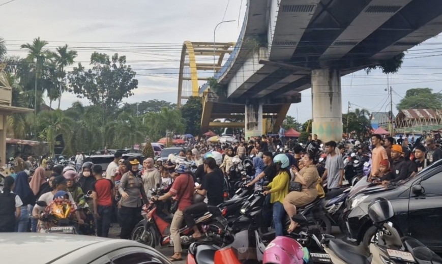 Arus kendaraan yang berada di sekitar kawasan tepian Sungai Siak, Rumah Singgah Tuan Kadi tampak padat (foto/Fitri)