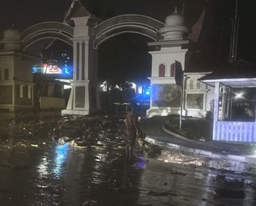 Galodo di kompleks perkantoran Pemkab Solok.