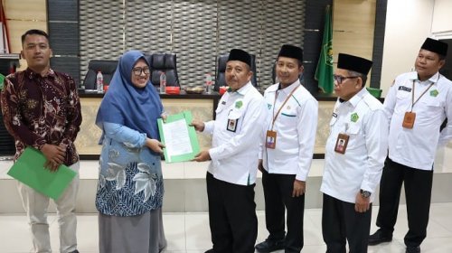 Kakanwil Kemenag Riau berikan SK redistribusi kepada 99 guru PPPK.(foto: mcr)