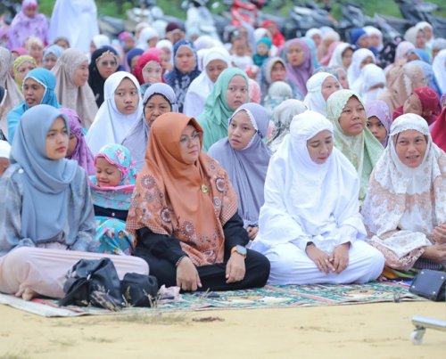 Bupati Siak Afni Zulkifli rayakan Iduladha bersama warga.