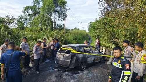 Mobil Honda Mobilio berwarna putih terbakar di Tembilahan. (Foto: Ayendra)