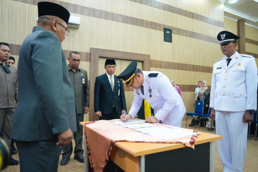 Wawako Dumai Sugiyarto lantik 30 pejabat administrator dan pengawas di Pemko Dumai (foto/bambang)
