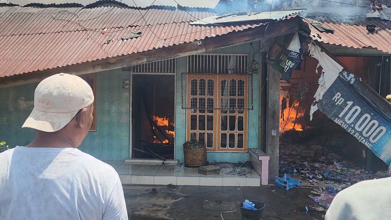 Kepanikan warnai kebakaran di Jalan Lingga Sari Dumai (foto/bambang)