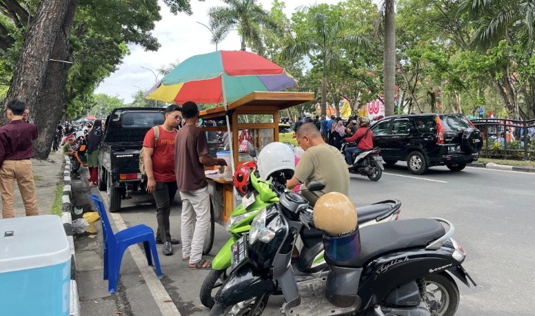 Pedagang Kaki Lima semangat cari rezeki saat demo mahasiswa Unri dan UIR depan DPRD Riau (foto/Mg1)