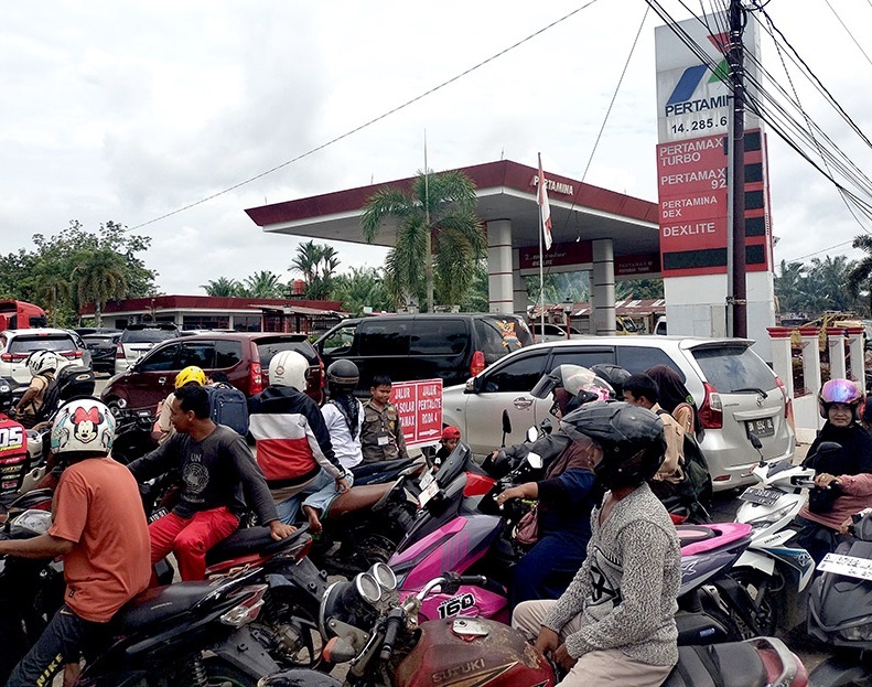 ilustrasi antrian panjang di SPBU.