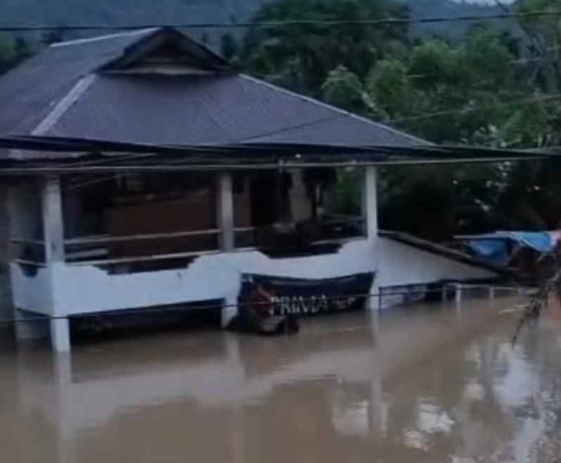 Kondisi banjir di Duku, Kabupaten Pesisir Selatan, Sumatra Barat, Senin (24/11/2025)/Istimewa.