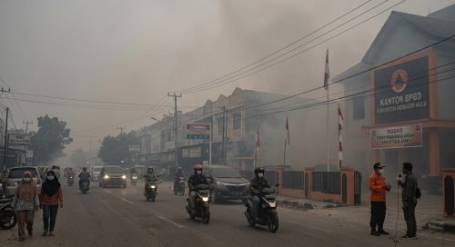 Kabut asap kiriman selimuti Inhu.(ilustrasi/AI/halloriau.com)