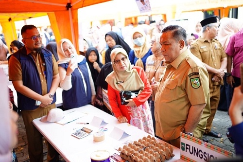 Plt Gubernur Riau, SF Hariyanto saat meninjau pasar murah.(foto: mcr)