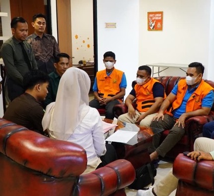 Kejati Riau tahan tiga tersangka kasus dana PI.