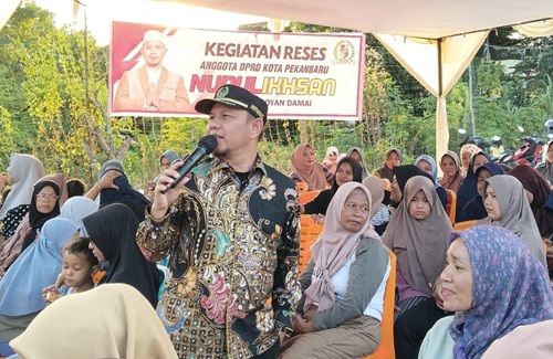 Anggota DPRD Kota Pekanbaru, Nurul Ikhsan reses di RT 06 RW 01 Jalan Provinsi, Kelurahan Perhentian Marpoyan (foto/mimi)
