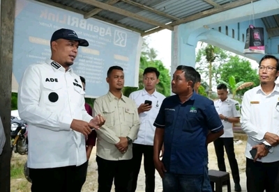 Bupati Inhu, Ade Agus Hartanto meninjau langsung kerusakan jalan di Desa Pematang Jaya, Indragiri Hulu. (Foto: Andri Subakti)