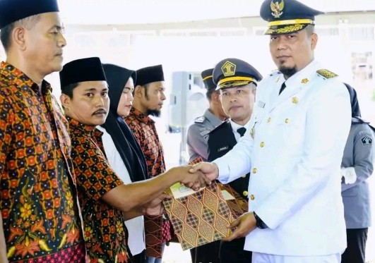 Bupati Inhu, Ade Agus serahkan remisi pada warga binaan Rutan Kelas II B Rengat (foto/andri)