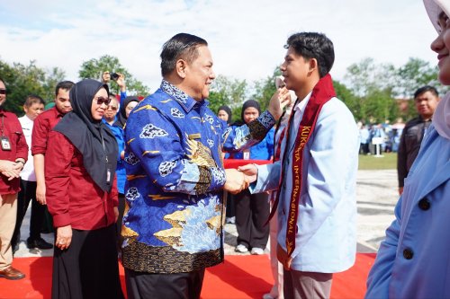 Rektor Unri dan Plt Gubri, SF Hariyanto melepas ribuan mahasiswa Kukerta membangun negeri (foto/int)