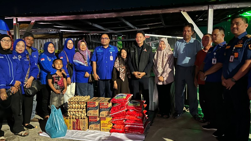 Ketua Fraksi Demokrat DPRD Kota Pekanbaru, Achmad Faisal Reza serahkan bantuan untuk korban kebakaran (foto/Mimi)