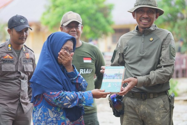 Kepala Satpol PP Riau, drg. Sri Sadono (kanan) meninggalkan Aceh pulang ke Riau (foto/ist)