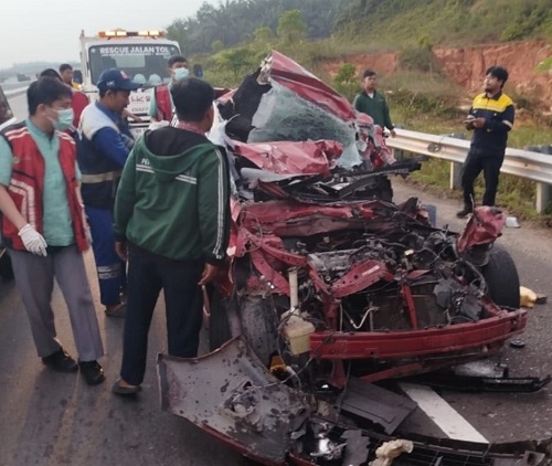 Kondisi mobil Yaris setelah menabrak truk Fuso di Jalan Tol Pekanbaru-Dumai, Riau, Sabtu (10/1/2026).