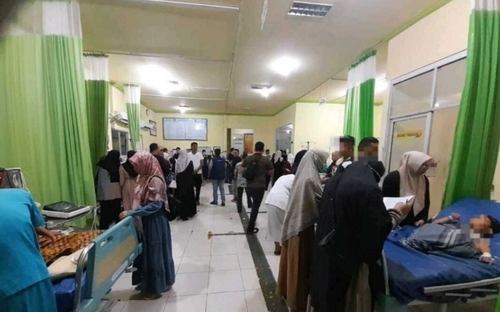 Puluhan anak dilarikan ke RSUD Puri Husada Tembilahan karena diduga mengalami keracunan makanan bergizi gratis. (Foto: Ayendra)
