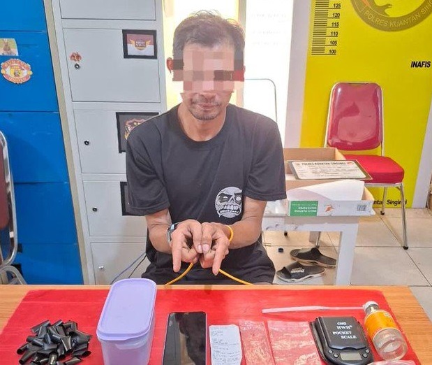 Polres Kuansing, Riau, menangkap pengedar dan menyita 19 paket sabu. 